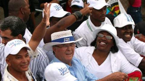 El entonces candidato presidencial por el opositor Partido Revolucionario Dominicano (PRD), Hipólito Mejía (c), participa en un evento de campaña en San Cristóbal.