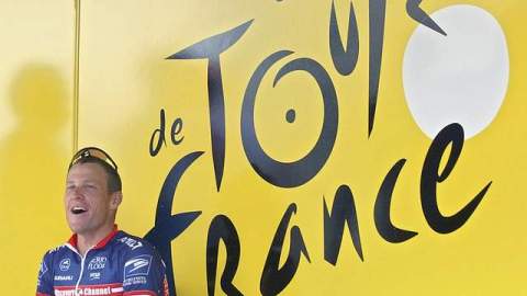 Lance Armstrong fue  operado en 1996 para removerle un cáncer testicular que se había extendido a su cerebro y  pulmones.