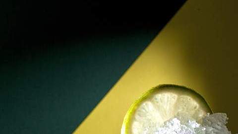 La caipirinha con cachaça, lima y azúcar goza de fama internacional.