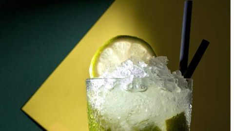 La caipirinha con cachaça, lima y azúcar goza de fama internacional.