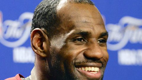 De buen humor, LeBron sonríe a los reporteros.