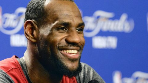 De buen humor, LeBron sonríe a los reporteros.