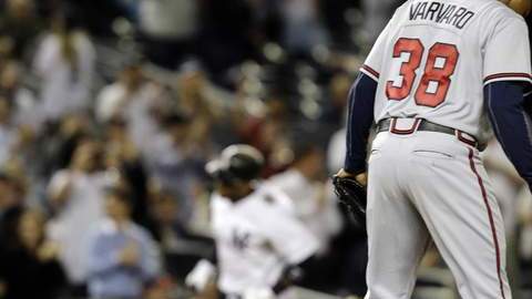 Robinson Canó recorre las bases después de conectarle jonrón al pitcher Anthony Varvaro (38), relevista de los Bravos.