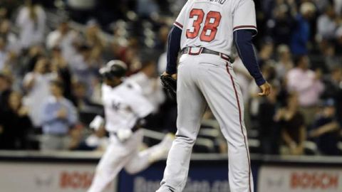 Robinson Canó recorre las bases después de conectarle jonrón al pitcher Anthony Varvaro (38), relevista de los Bravos.