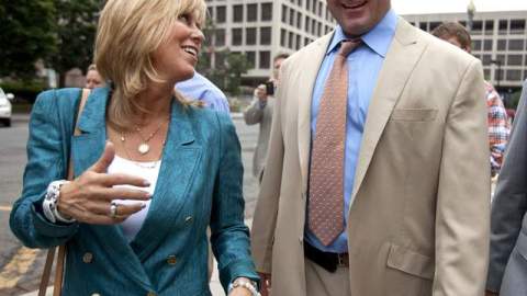 Un sonriente Roger Clemens se marcha del tribunal federal junto a su esposa Debbie tras conocerse ayer el veredicto de absolución emitido por el jurado.
