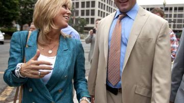 Un sonriente Roger Clemens se marcha del tribunal federal junto a su esposa Debbie tras conocerse ayer el veredicto de absolución emitido por el jurado.