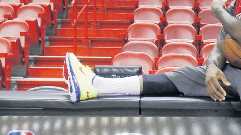 LeBron James, del Heat de Miami, toma un instante de reposo durante los entrenamientos efectuados ayer por el equipo.
