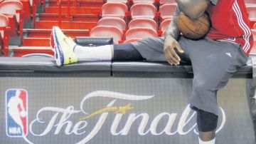 LeBron James, del Heat de Miami, toma un instante de reposo durante los entrenamientos efectuados ayer por el equipo.