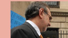 El cónsul general de México, Carlos Sada, al momento de recibir la carta hoy.