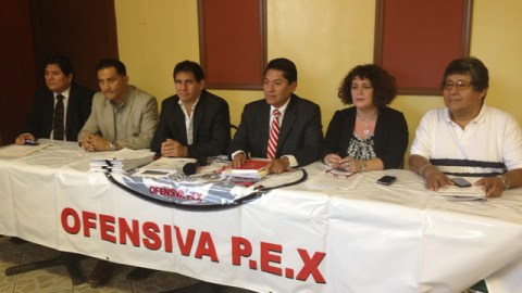 Representantes de Ofensiva PEX durante la conferencia de prensa donde revelaron los resultados de la encuesta sobre peruanos en el exterior.