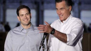 Marco Rubio (izq.) junto al virtual candidato republicano a la presidencia, Mitt Romney, asegura que la medida administrativa de Obama dejó de lado al Congreso y complicó la discusión sobre la inmigración.