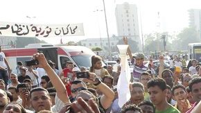 Simpatizantes del candidato de los Hermanos Musulmanes, Mohamed Mursi, muestran su alegría en la plaza Tahrir de El Cairo, Egipto, puesto que se dan como gnadores de las elecciones.