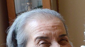 María García, izquierda, que se divorció hace décadas y tiene hijos ya mayores y con familia, vive con su madre, Rosario Schielzeth.