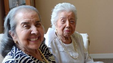 María García, izquierda, que se divorció hace décadas y tiene hijos ya mayores y con familia, vive con su madre, Rosario Schielzeth.