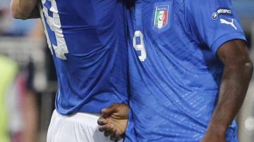 Leonardo Bonucci tapa la boca de Mario Balotelli, quien tras anotarle a Irlanda intentaba gritarle algo a su entrenador Cesare Prandelli.