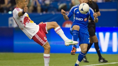 Felipe Martins (7)  del Impact de Montreal y  Joel Lindpere (izq.) de los Red Bulls, disputan el balón durante el juego del pasado domingo.