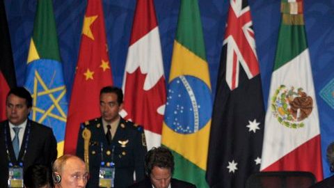 El presidente ruso, Vladimir Putin (izq), y su homólogo estadounidense, Barack Obama (dcha), participan en la primera reunión de trabajo de la cumbre del G20.