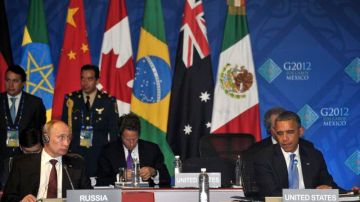 El presidente ruso, Vladimir Putin (izq), y su homólogo estadounidense, Barack Obama (dcha), participan en la primera reunión de trabajo de la cumbre del G20.