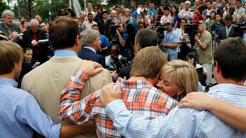 Roger Clemens (segundo desde la izquierda) junto a su esposa e hijos en la rueda de prensa tras el veredicto.