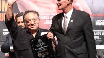 José Sulaimán (izquierda, junto a John Cook, gobernador de El Paso, Texas) dio su opinión sobre la doble acción boxística del próximo 15 de septiembre.
