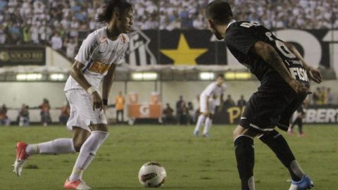 El joven astro brasileño Neymar (izq.) del Santos, es marcado por Paulinho de Corinthians en el juego de ida de la semifinal de la Copa Libertadores.