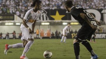 El joven astro brasileño Neymar (izq.) del Santos, es  marcado por Paulinho  de Corinthians en el juego de ida de la semifinal de la Copa Libertadores.
