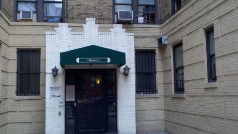 El edificio 9 de la calle Thayer donde los residentes en su mayoría son hispanos y se encuentra en la encrucijada de no saber si van a ser desalojados.