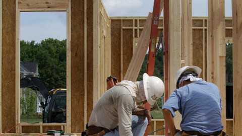 La industria de la construcción de viviendas continúa siendo una de las áreas económicas más afectadas del país.