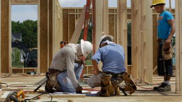 La industria de la construcción de viviendas continúa siendo una de las áreas económicas más afectadas del país.