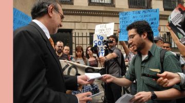 Guillermo Yrizar, del grupo 'Yo Soy 132 NY' entrega al cónsul de México en Nueva York, Carlos Sada, una carta para ser entregada al gobierno de su país.
