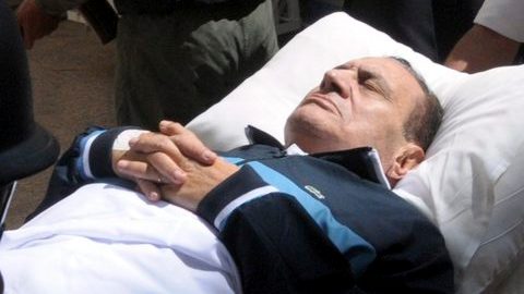 Los médicos de Hosni Mubarak, de 84 años, le suministraron anticoagulantes contra la trombosis.