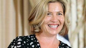 La secretaria de Estado, Hillary Clinton, ayer con Anne Gallagher, entregándole un reconocimiento por su labor contra la trata de personas.