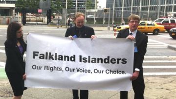 Un grupo de personas despliega un cartel en el que lee "Isleños de Malvinas, nuestros derechos, nuestra voz, nuestra decisión",  momentos antes de la reunión del Comité de descolonización de la ONU, NY.
