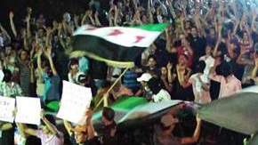 Opositores al Gobierno sirio realizaban ayer una protesta alegando que grupos armados quieren impedir las evacuaciones en Damasco.