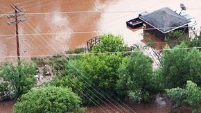 Vista aérea de la inundación de un barrio de la ciudad portuaria de Duluth, Minnesota.