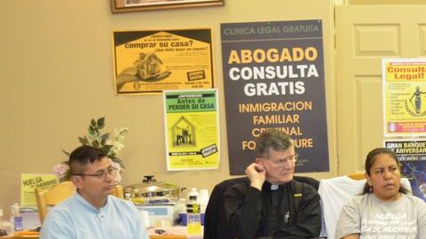 Representante del centro médico Loyola en plena reunión con los demandantes.