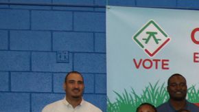 Niáos de Englewood inauguran su nuevo gimnasio.