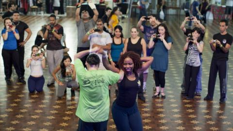 Bailarines se presentan durante el Congreso Mundial de la Salsa de Sao Paulo .