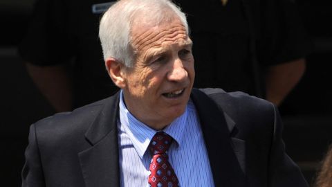 Sandusky enfrenta 51 cargos penales por el presunto abuso de 10 niños a lo largo de 15 años. Aunque ha rechazado las acusaciones, en entrevistas después de su arresto reconoció que sí se había duchado con niños.