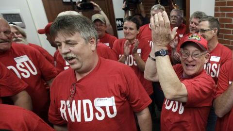 Trabajadores de la planta Quaker Oats en Cedar Rapids, Iowa, celebran el premio de $241 millones.