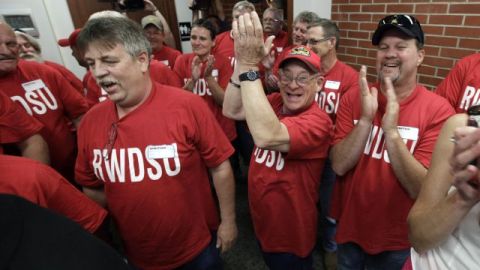 Trabajadores de la planta Quaker Oats en Cedar Rapids, Iowa, celebran el premio de $241 millones.