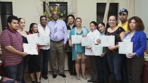 Parte de los graduandos del programa de Artes Culinarias de AsoProDom, junto a Víctor Hiciano (cuarto de izq. a der.), director ejecutivo de la organización.