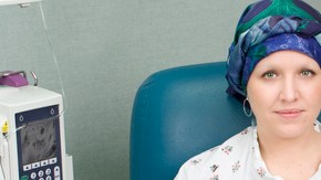 Una paciente con cáncer de mama recibe quimio-terapia en un hospital.