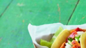 Tacos de pollo al pastor.