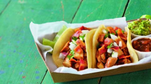 Tacos de pollo al pastor.