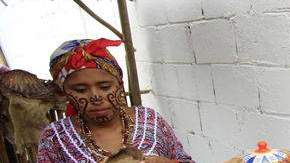 Indígenas wayuu preparan alimentos, en Uribia, la llamada capital indígena de Colombia.