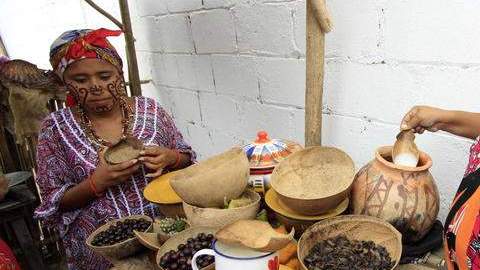Indígenas wayuu preparan alimentos, en Uribia, la llamada capital indígena de Colombia.