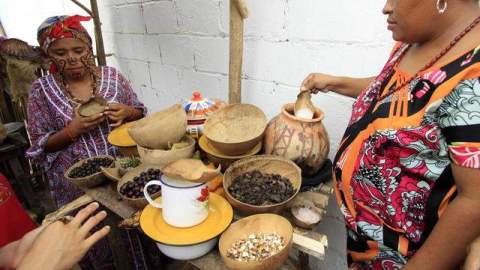 Indígenas wayuu preparan alimentos, en Uribia, la llamada capital indígena de Colombia.