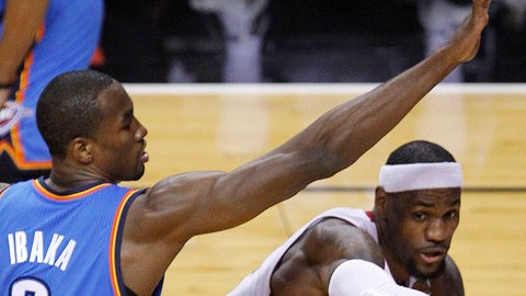 LeBron James  intenta un pase ante el acoso de Serge Ibaka (9) en el primer periodo del cuarto juego de la final de la NBA disputado en el American Airlines Arena.