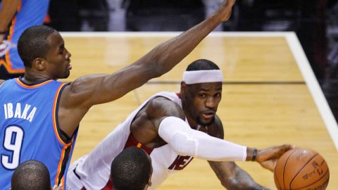 LeBron James intenta un pase ante el acoso de Serge Ibaka (9) en el primer periodo del cuarto juego de la final de la NBA disputado en el American Airlines Arena.